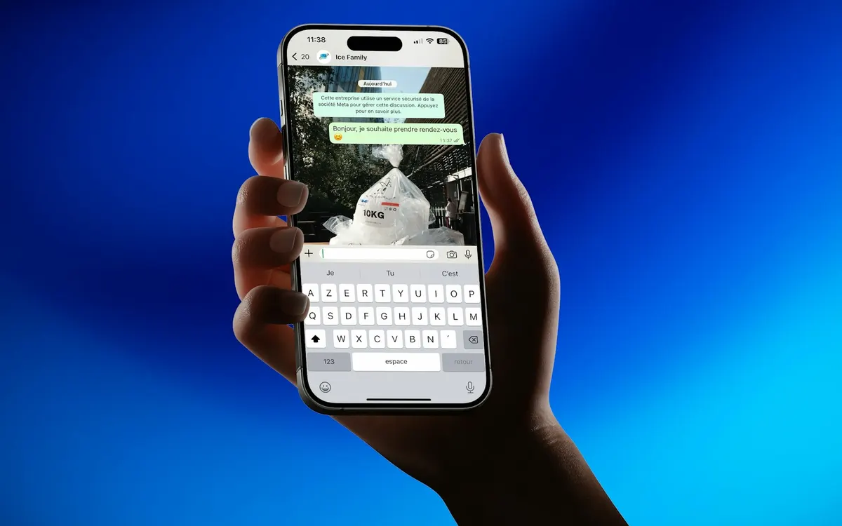 Mano sostiene un teléfono con una aplicación de mensajería abierta