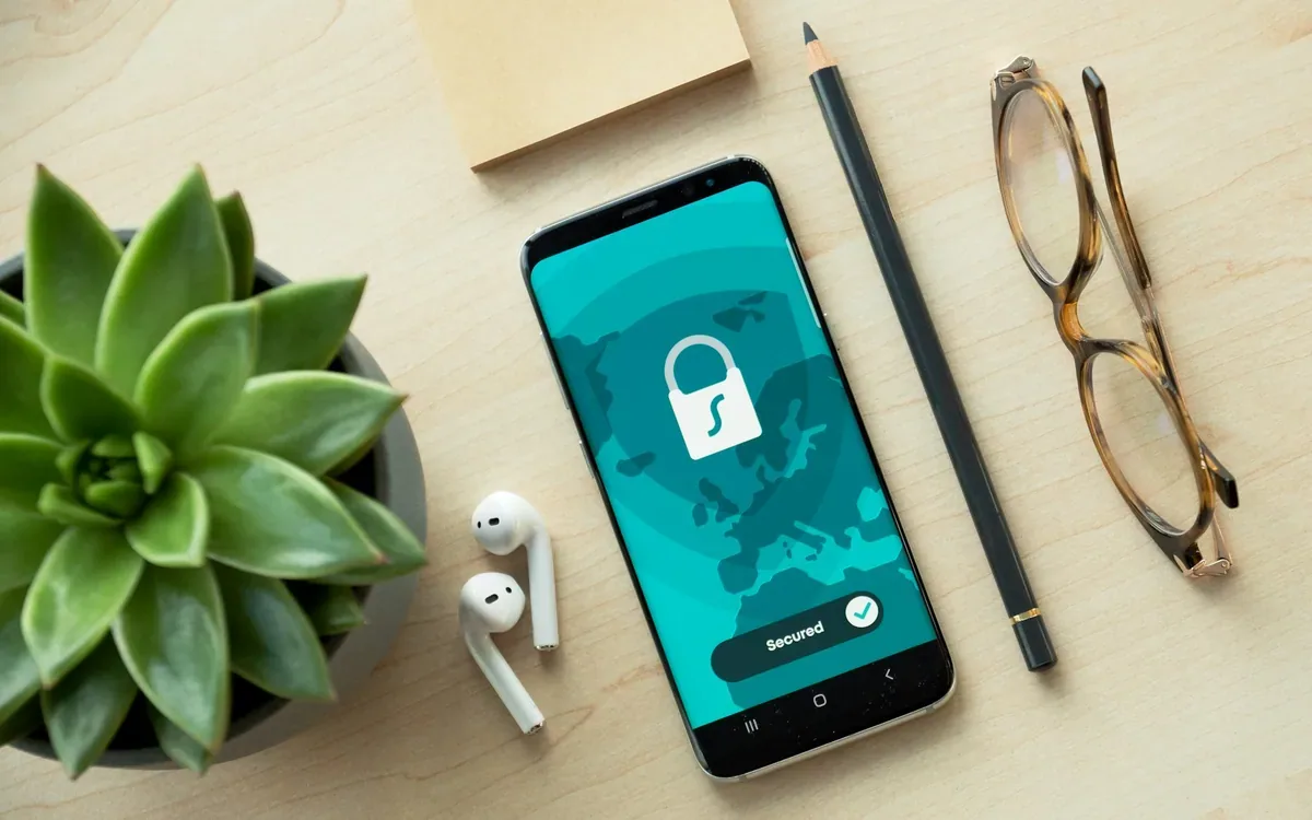 Teléfono con un ícono de candado en la pantalla sobre un escritorio