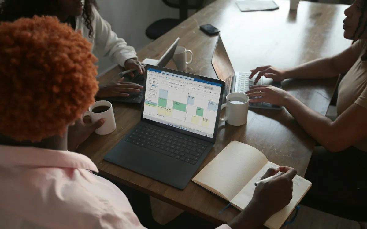 Equipo revisa en conjunto una conversación y datos de clientes en un computador portátil
