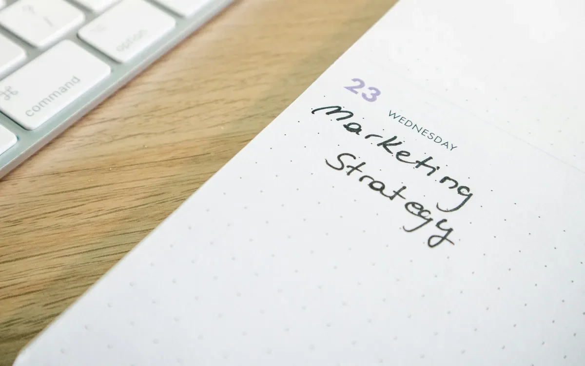 Cuaderno con un plan de marketing digital y una estrategia escrita en una página