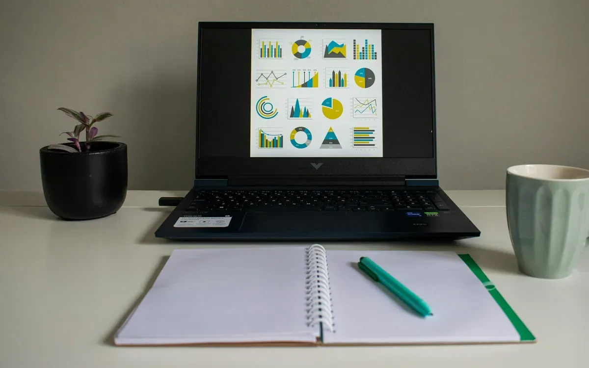 Notebook con gráficos de analítica digital sobre un escritorio