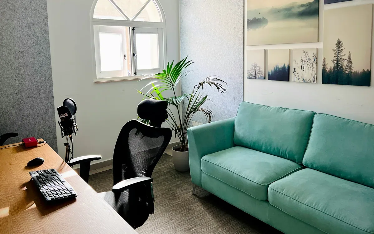 Sala de consulta con sillón, escritorio y luz natural, sin personas