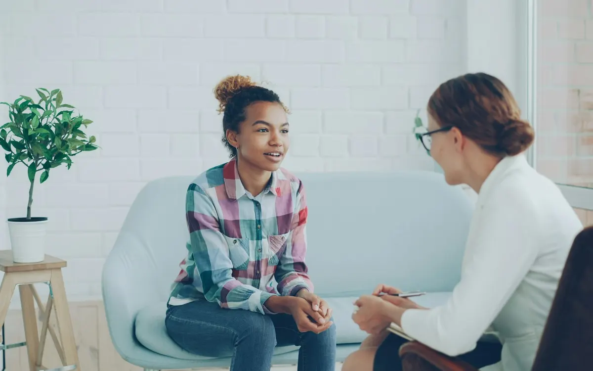 Psicóloga escucha a una paciente en un espacio de consulta