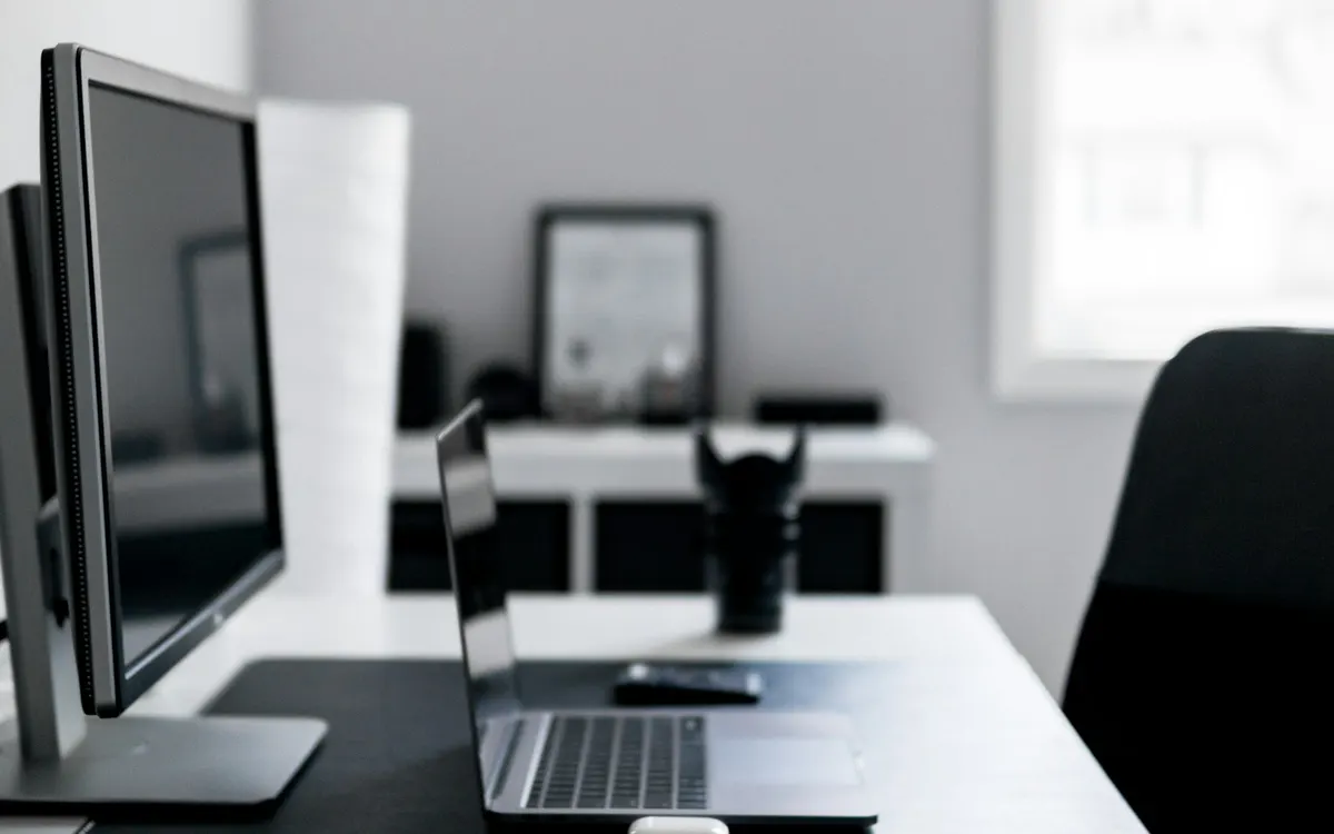 Computador portátil abierto sobre un escritorio de trabajo