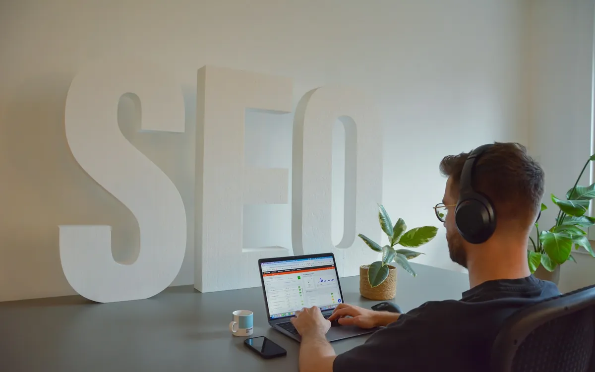 Profesional revisa su sitio web en un computador en un espacio de trabajo
