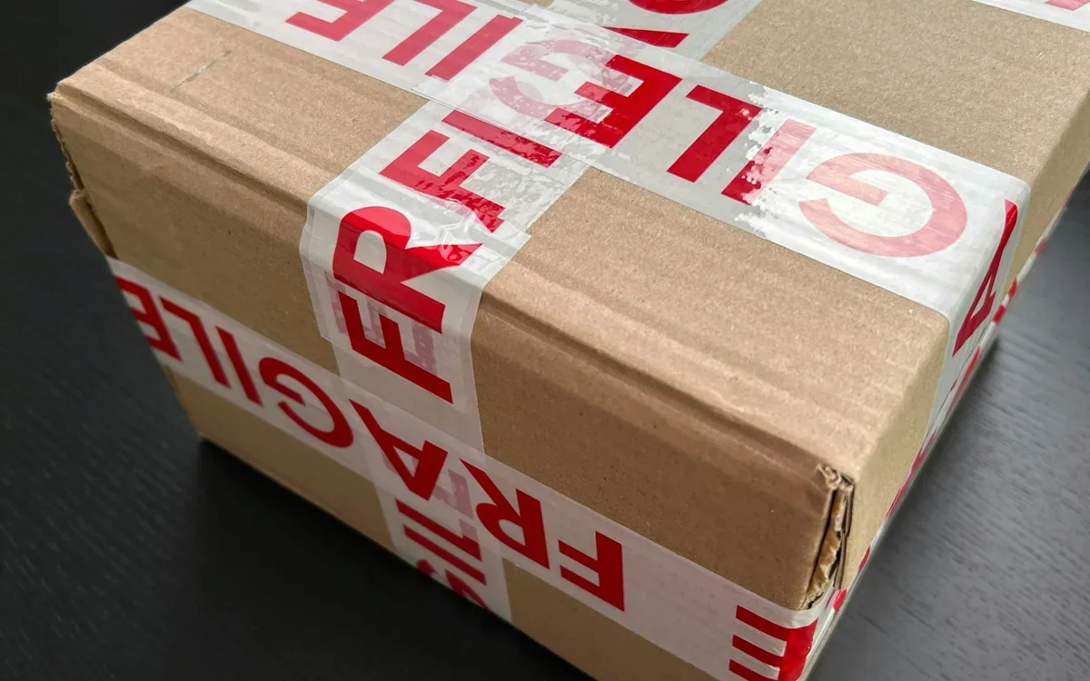 Caja de envío de comercio electrónico con cinta de frágil